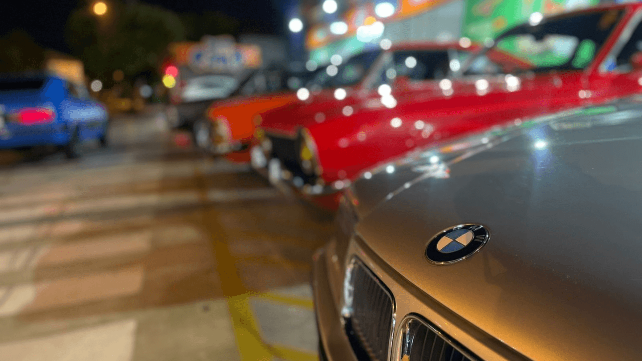 Encontro reúne carros tunados e restaurados na praça Dom José Marcondes