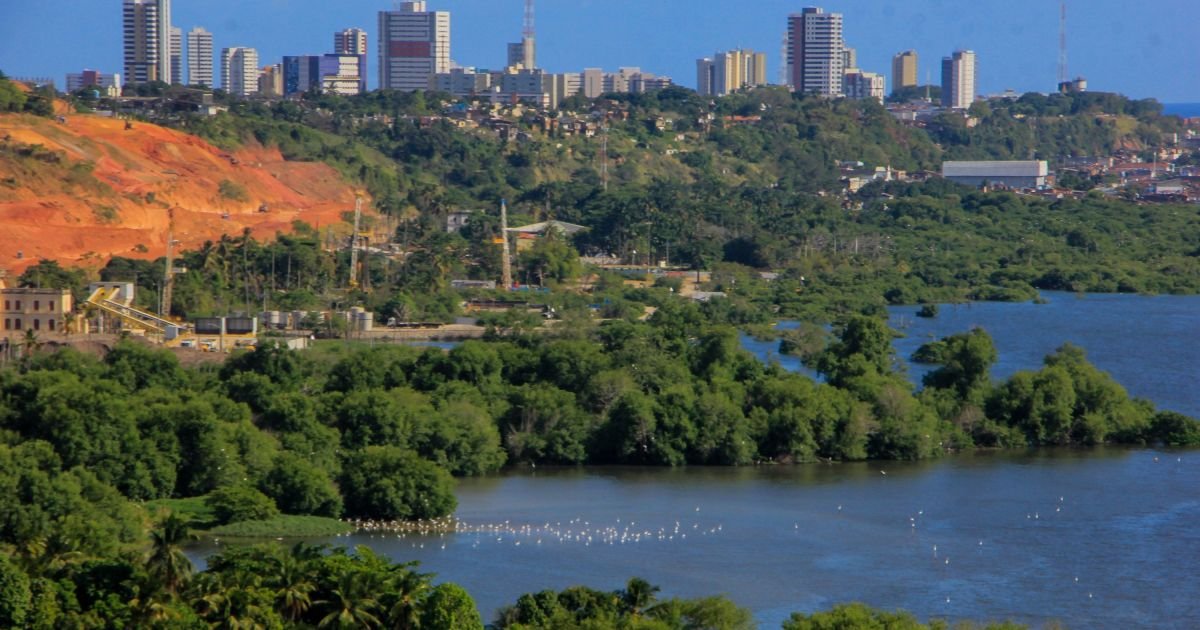 Maceió: Previsão aponta semana de chuvas frequentes e calor intenso com alerta para UV