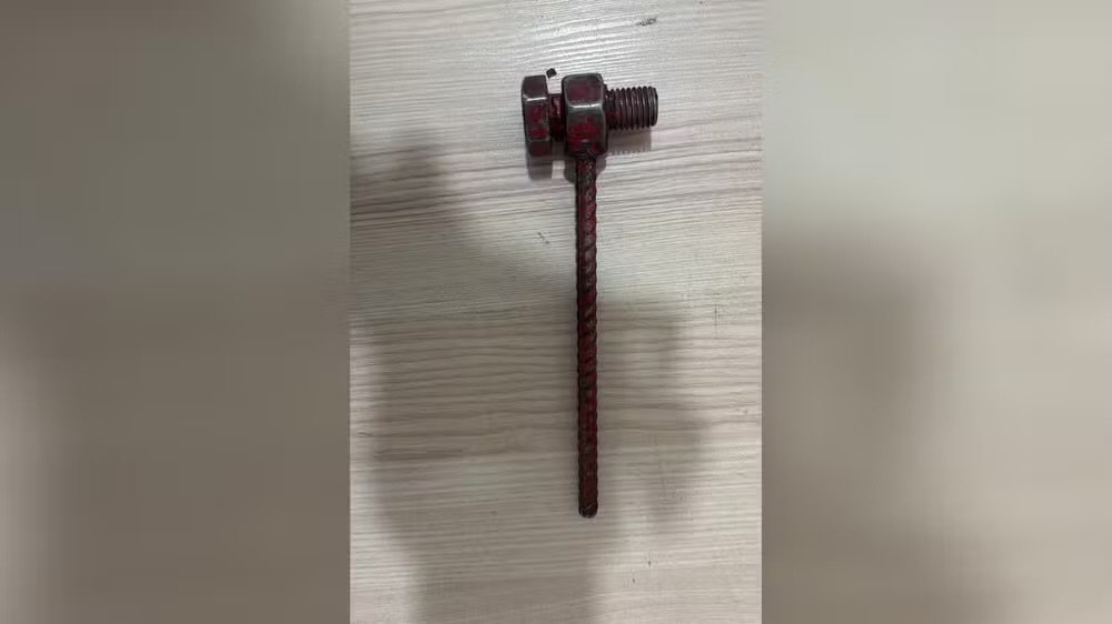 Briga generalizada por assento em ônibus coletivo termina com mulher agredida com pedaço de ferro e mordida