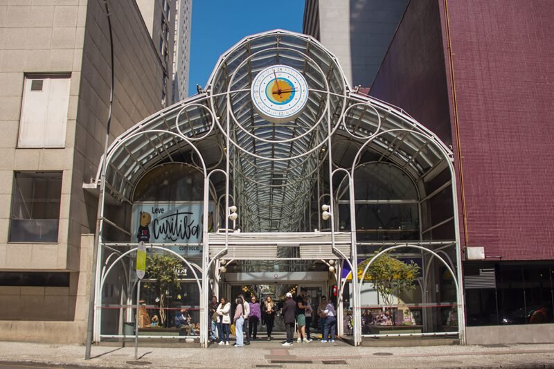 Rua 24 Horas de Curitiba: O Ícone Urbano Que Se Reinventa Entre Memória e Modernidade