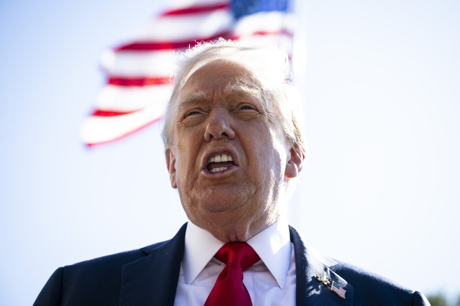 Estados Unidos iniciam aplicação de tarifa global de 10% sobre importados, em medida que difere da proposta de Trump
