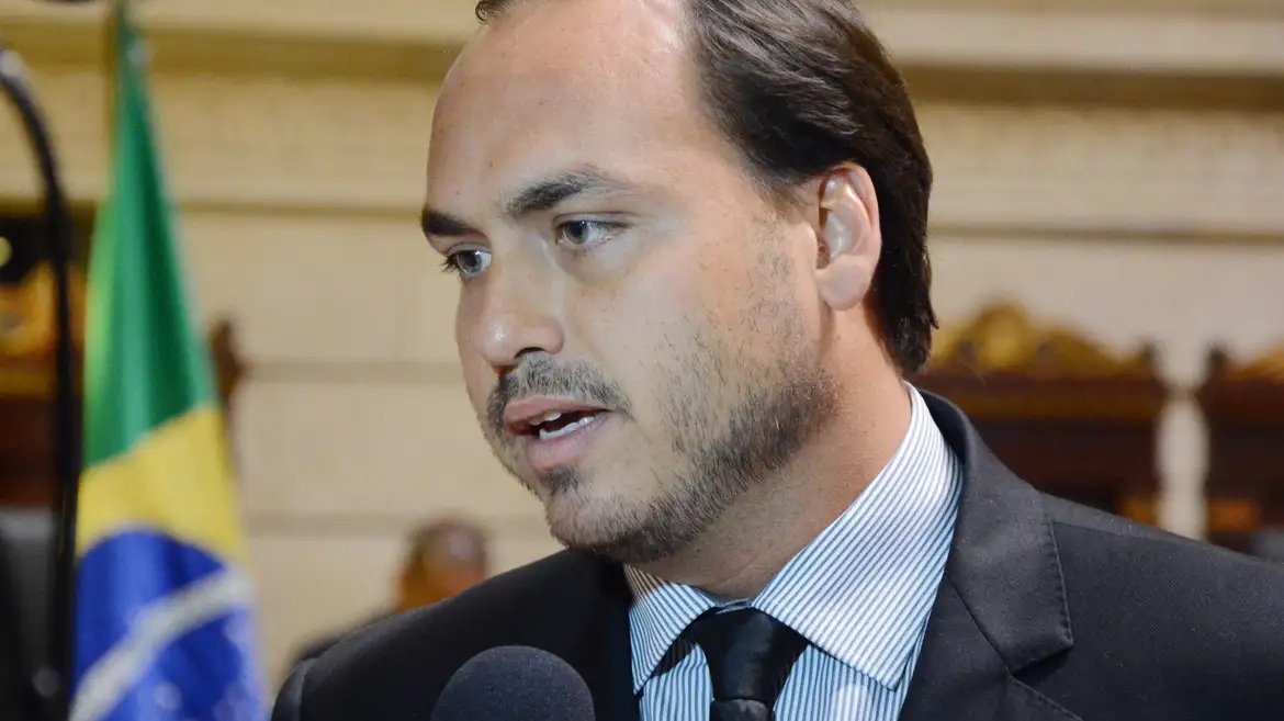 Carlos Bolsonaro declara apoio à candidatura de Michelle Bolsonaro ao Senado no DF: Alinhamento familiar e estratégias em jogo