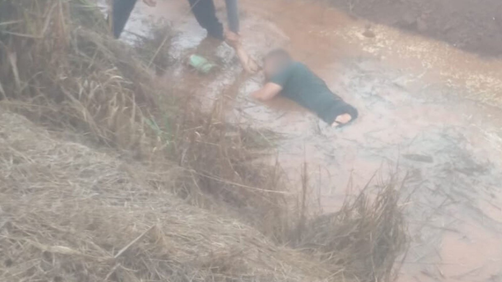 Motorista é arremessado de veículo capotado e cai em poça d’água durante forte chuva na SP-461