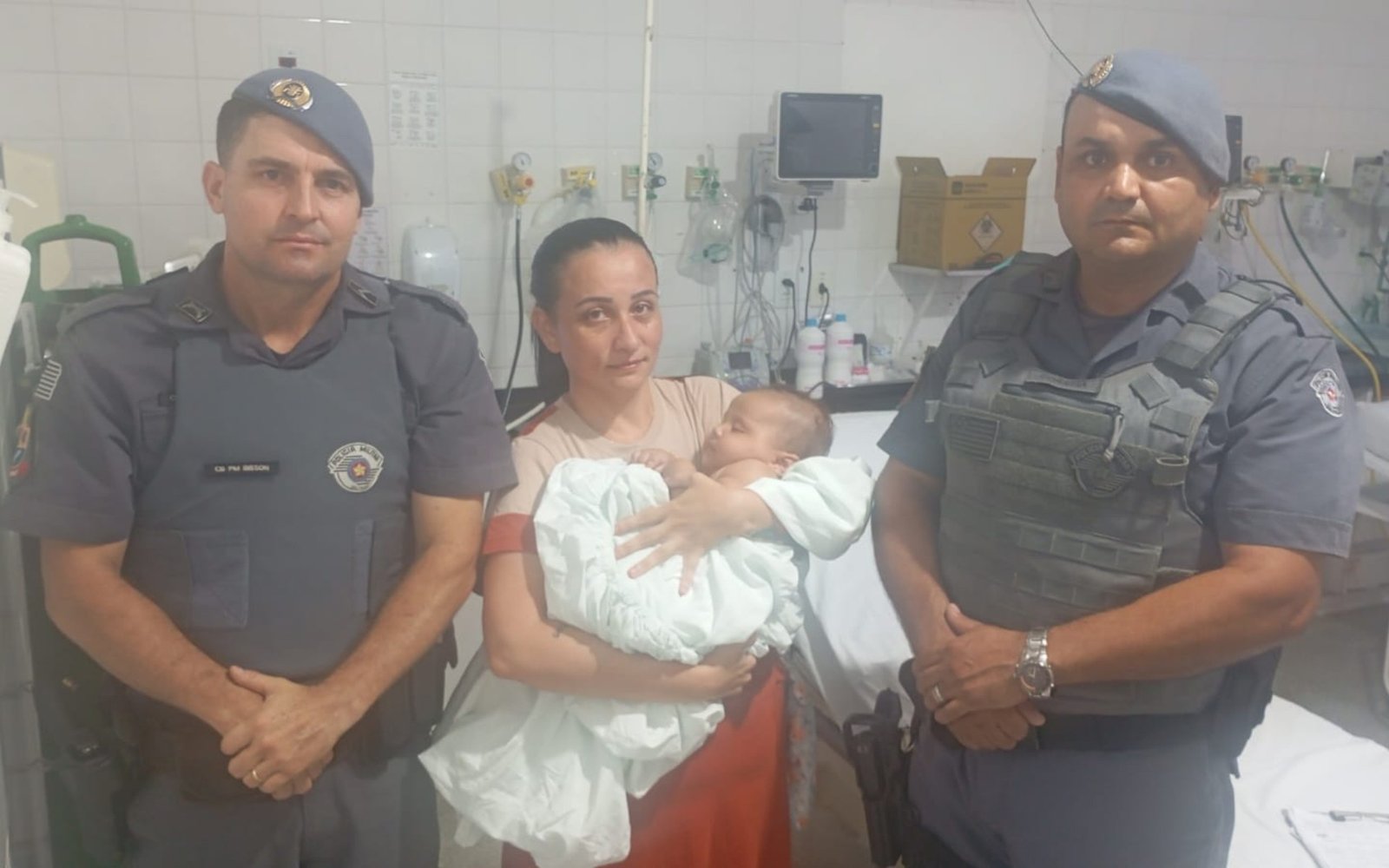 Bebê de 4 meses é salvo por policiais militares após engasgo com leite em Guararapes (SP)