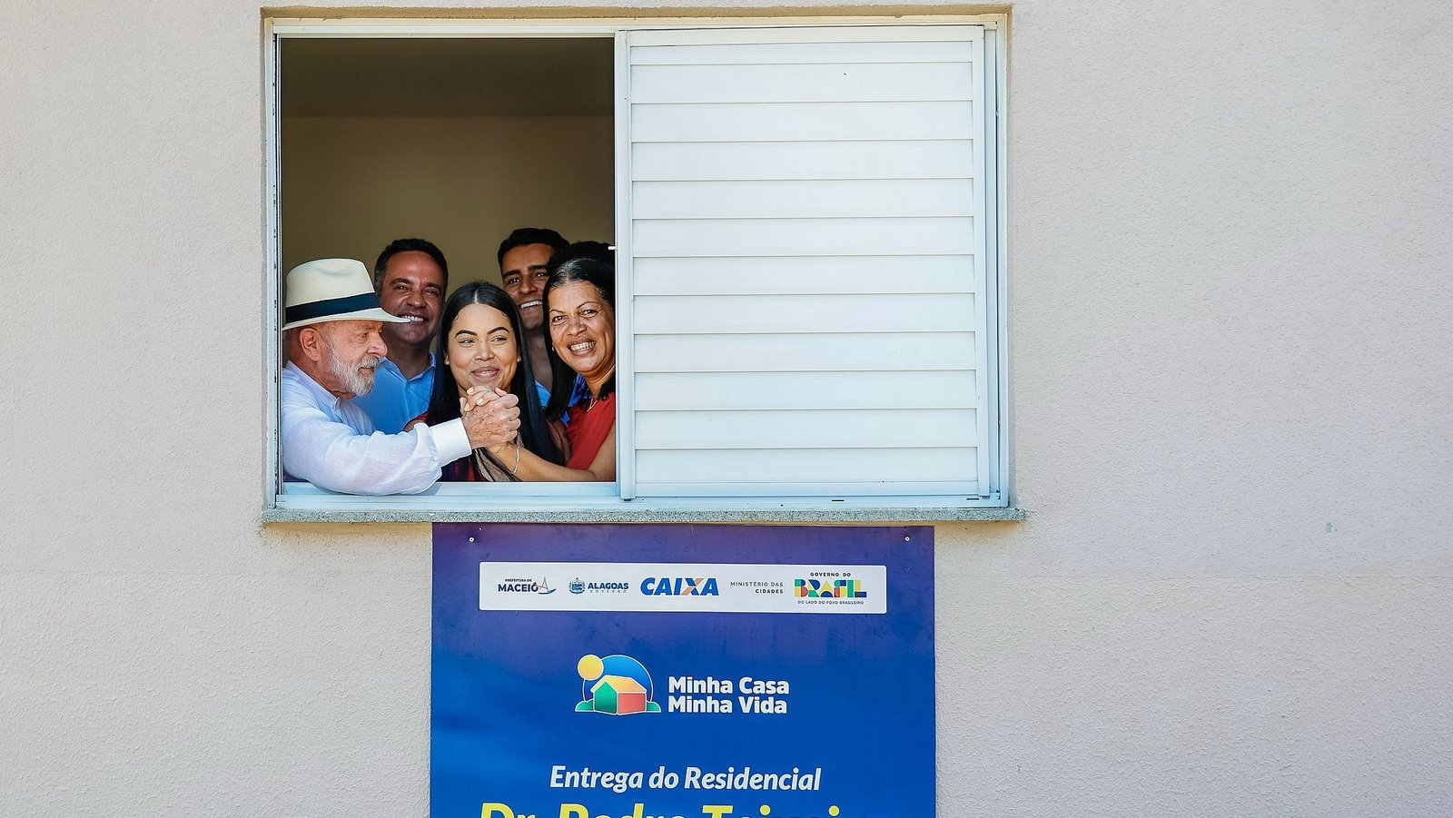 Benefício social não garante lealdade: a complexa estatística do voto evangélico no Brasil