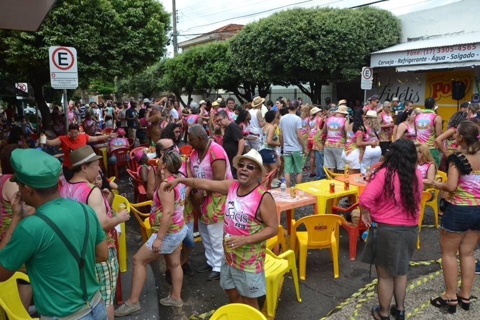 Blocos de rua agitam o sábado de carnaval em Rio Preto