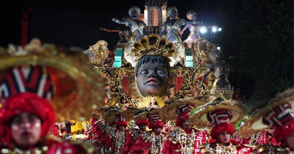 Acidente no Carnaval: Vítima atropelada por carro alegórico na Sapucaí passa por cirurgia e segue em CTI