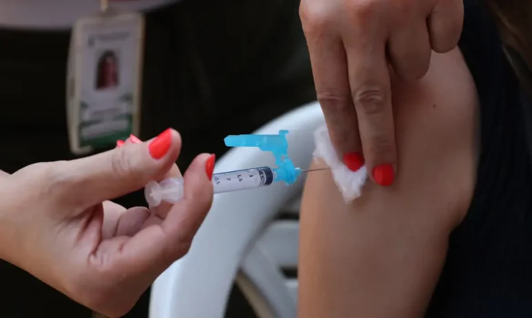 Vacinação contra HPV entre meninos sobe de 47% para 74% em São Paulo