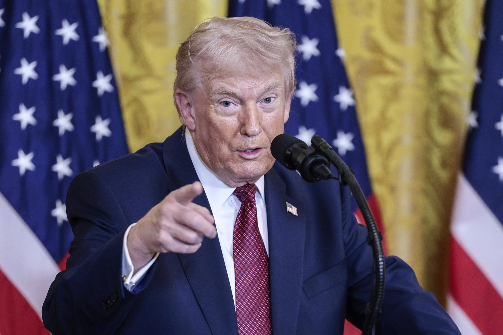 Trump Eleva Tensão com Irã: Ameaça de Ataque “20 Vezes Mais Forte” e Avaliação sobre o Estreito de Ormuz