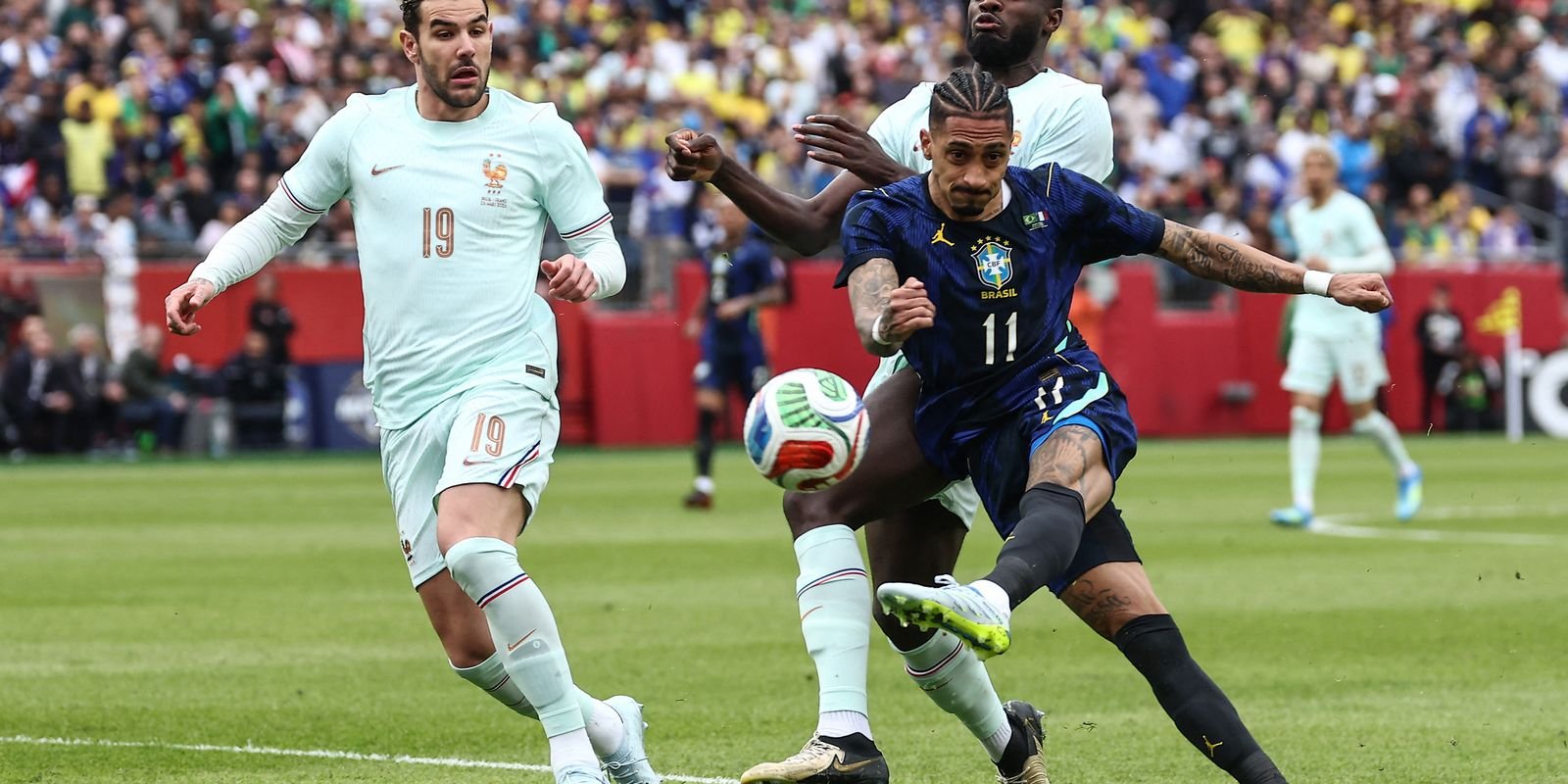 Lesões em momento-chave: Raphinha e Wesley são cortados da seleção brasileira para amistosos