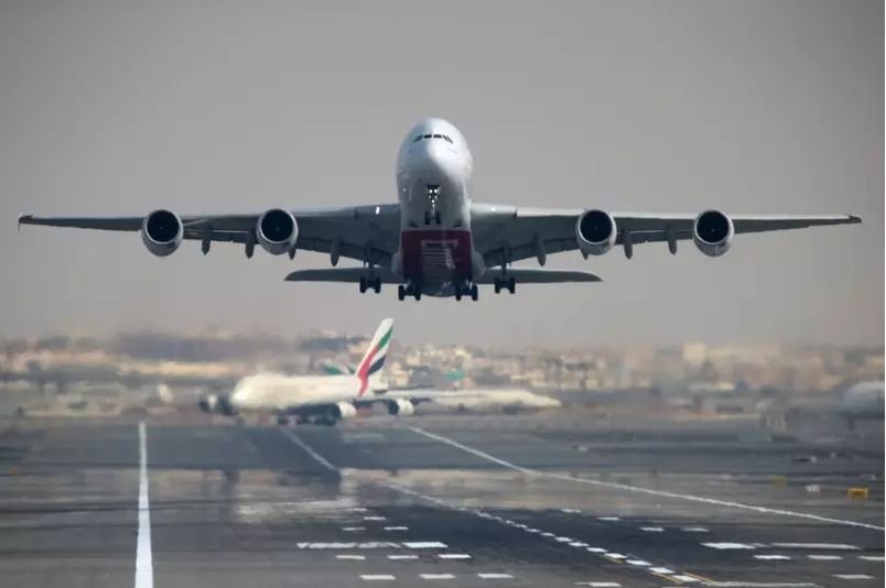 Voos no Aeroporto de Dubai São Retomados Após Breve Suspensão em Contexto de Tensão Regional