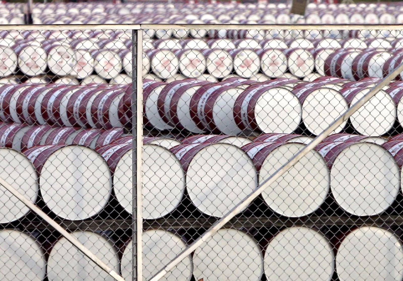 Petróleo supera US$ 100 com escalada da guerra no Oriente Médio