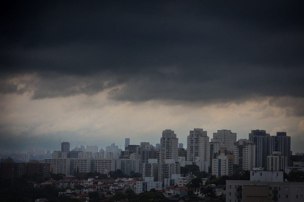 Ciclone e frente fria elevam alerta para chuvas intensas no Sul do Brasil