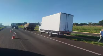 Motociclista morre ao passar por cima de retrovisor em rodovia, cair no asfalto e ser atropelado