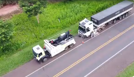 Acidente entre dois carros e caminhão mata três pessoas no interior de SP