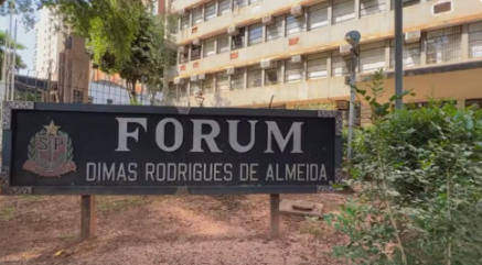 Justiça condena homem a pagar R$ 10 mil a mulher trans tratada por termos no masculino