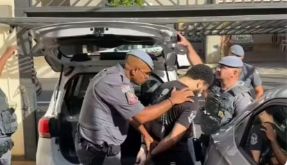 Filho diz à polícia que atacou mãe com facão e a abandonou na piscina após ela retirar roupas dele do varal; mulher teve braço amputado
