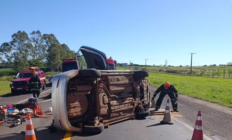 Motorista e passageiras ficam feridas após carro capotar e atingir carreta na BR-153 no interior de SP