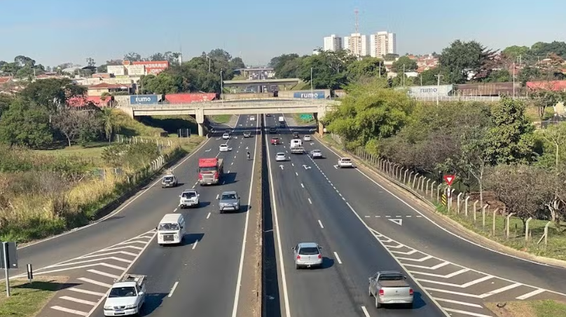 Quatro pessoas ficam feridas após carro bater em outro e capotar na BR-153 em Rio Preto