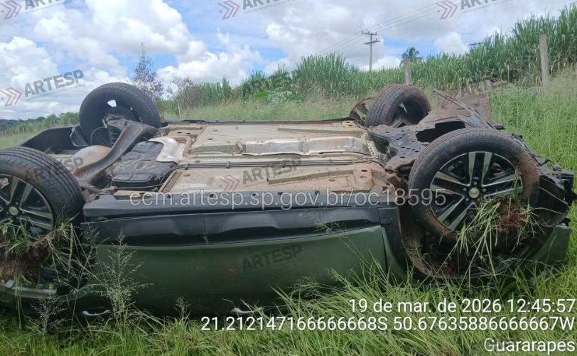 Pais de delegado de polícia morrem após veículo capotar em rodovia no interior de SP