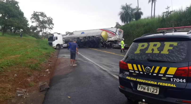 Acidente entre duas carretas e dois carros causa interdição da BR-153, em Nova Granada