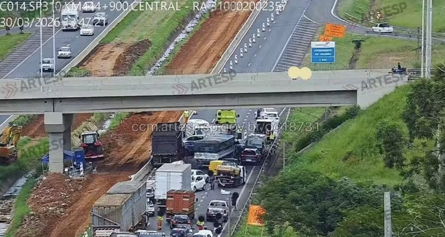 Acidente com vários veículos interdita a Rodovia Washington Luís em Rio Preto