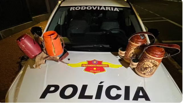 Passageiros de ônibus são presos com cocaína em garrafas de tereré e LSD avaliados em R$ 300 mil