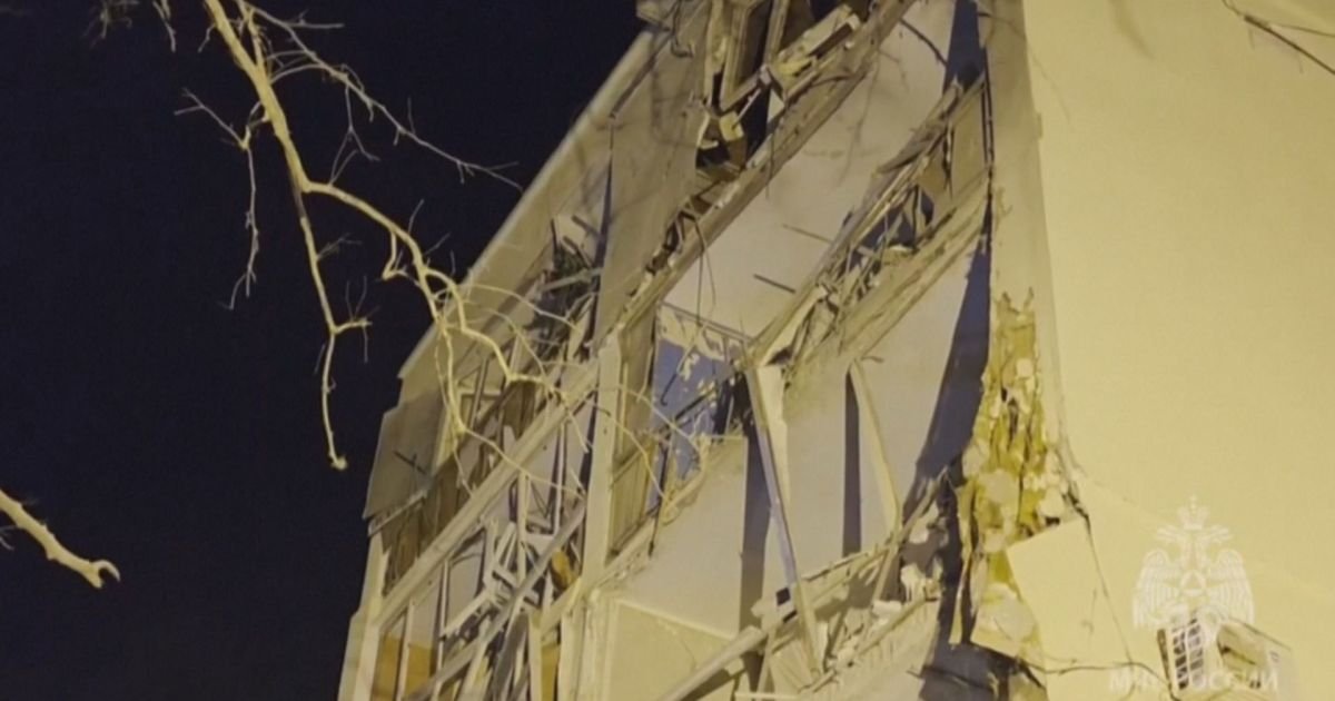 Explosão em prédio residencial deixa dois mortos e dez feridos na Crimeia, com causas ainda incertas
