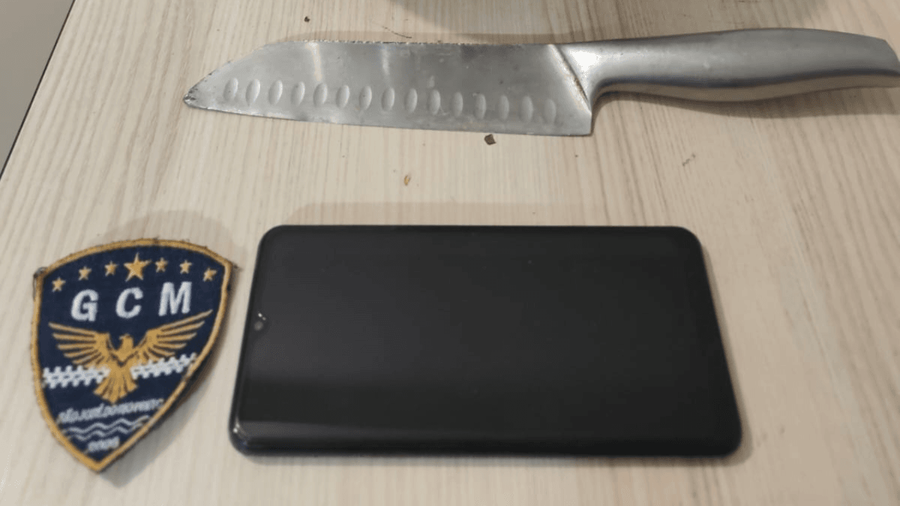 Homem é detido por roubo de celular com uso de faca