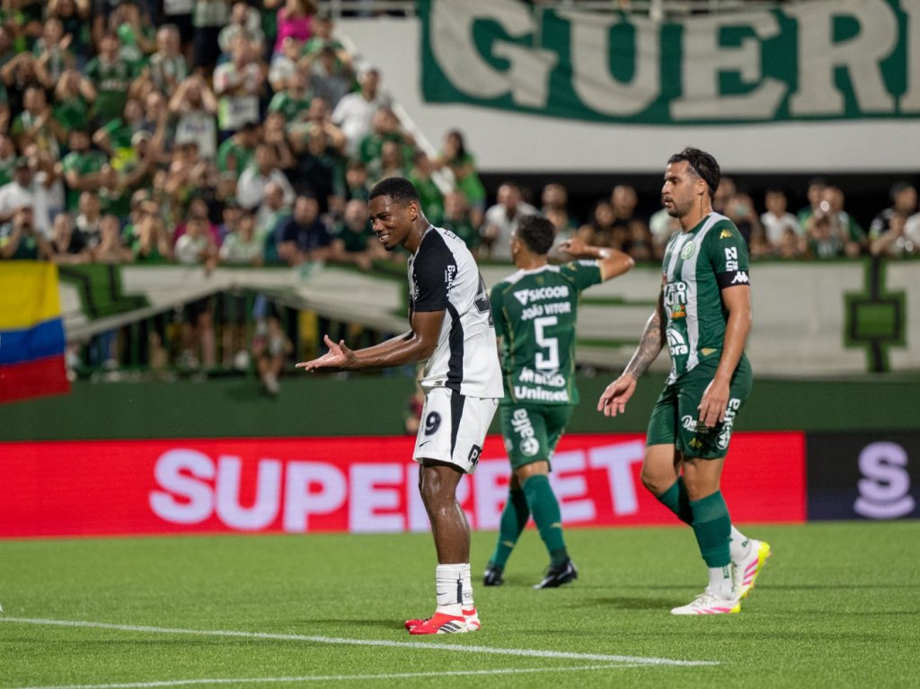 Corinthians e Chapecoense empatam sem gols na Arena Condá em confronto de pouca inspiração no Brasileirão