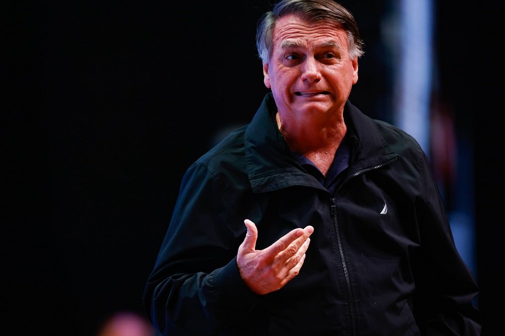 Ex-presidente Jair Bolsonaro permanece em UTI com pneumonia bacteriana, quadro estável, mas sem previsão de alta