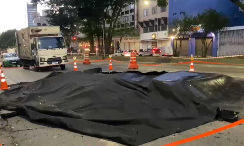 Explosão subterrânea abre cratera de grande porte na Rua da Consolação e causa caos no centro de São Paulo