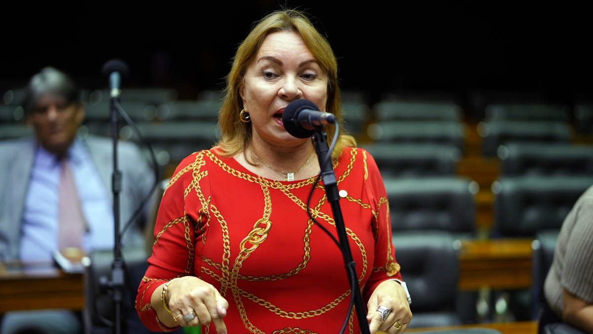 Deputada cearense recebe tornozeleira da PF em investigação sobre fraude no INSS