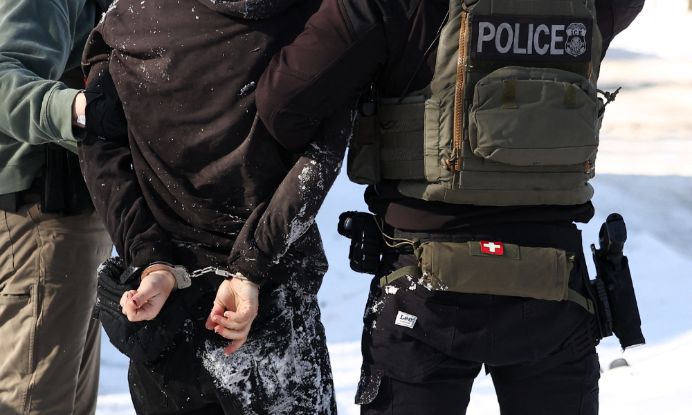 Agentes do ICE Iniciam Atuação em Aeroportos dos EUA em Meio à Crise Governamental