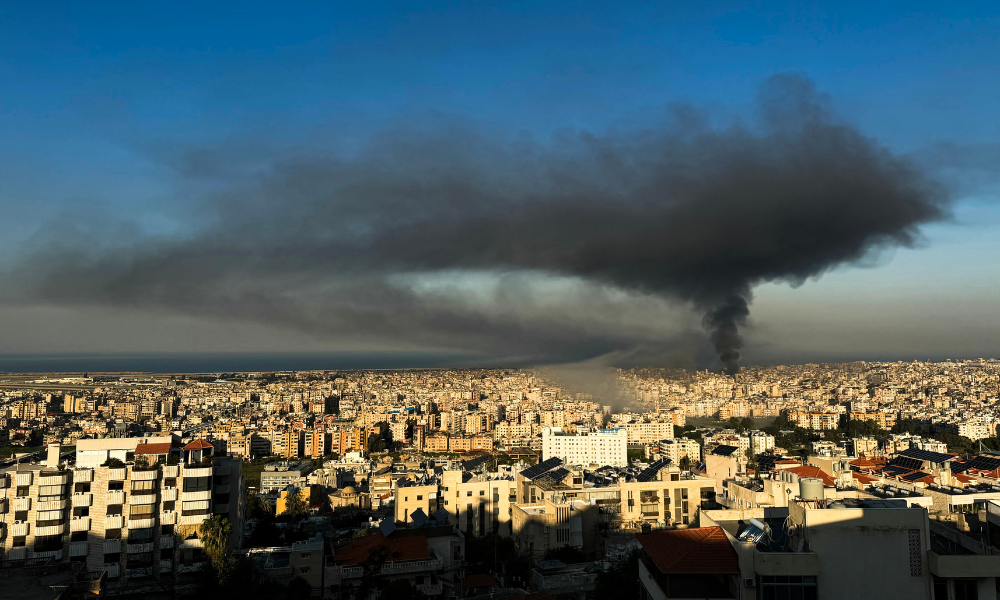Tensões elevadas no Oriente Médio: Israel ataca simultaneamente alvos iranianos e do Hezbollah em Teerã e Beirute