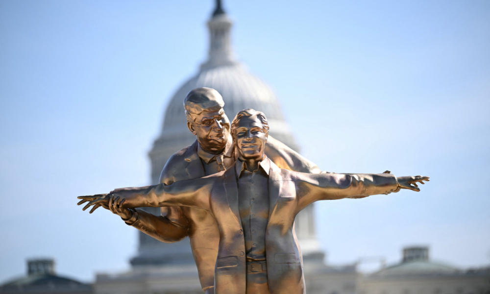 Estátua de Trump e Epstein em pose de ‘Titanic’ é instalada perto da Casa Branca