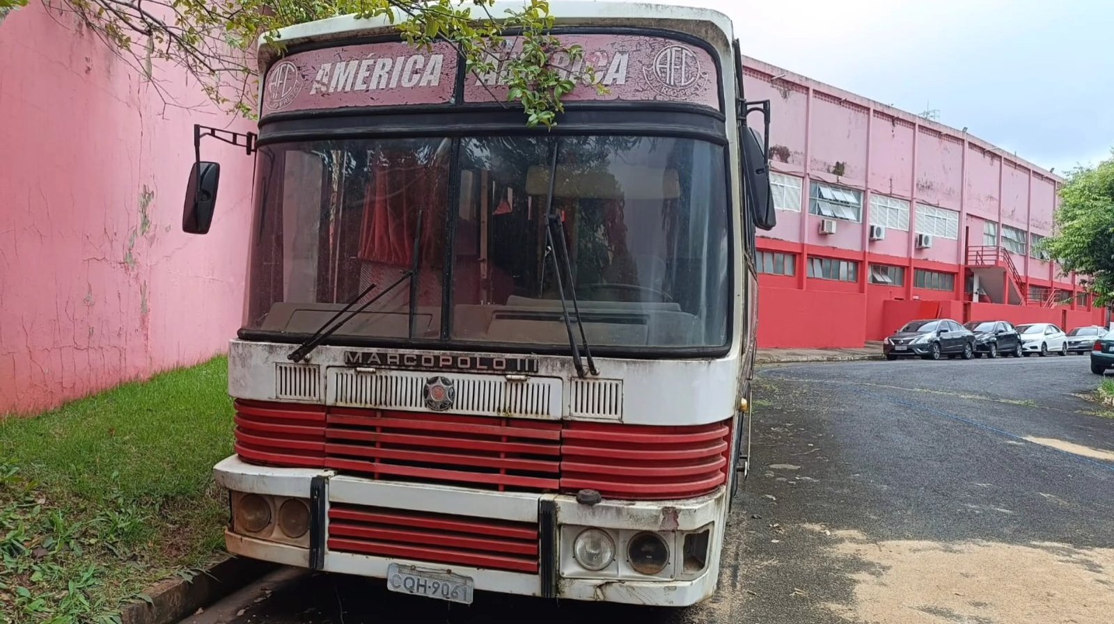 Ônibus histórico do América-SP é salvo da sucata e ganhará nova vida em emocionante projeto de restauração