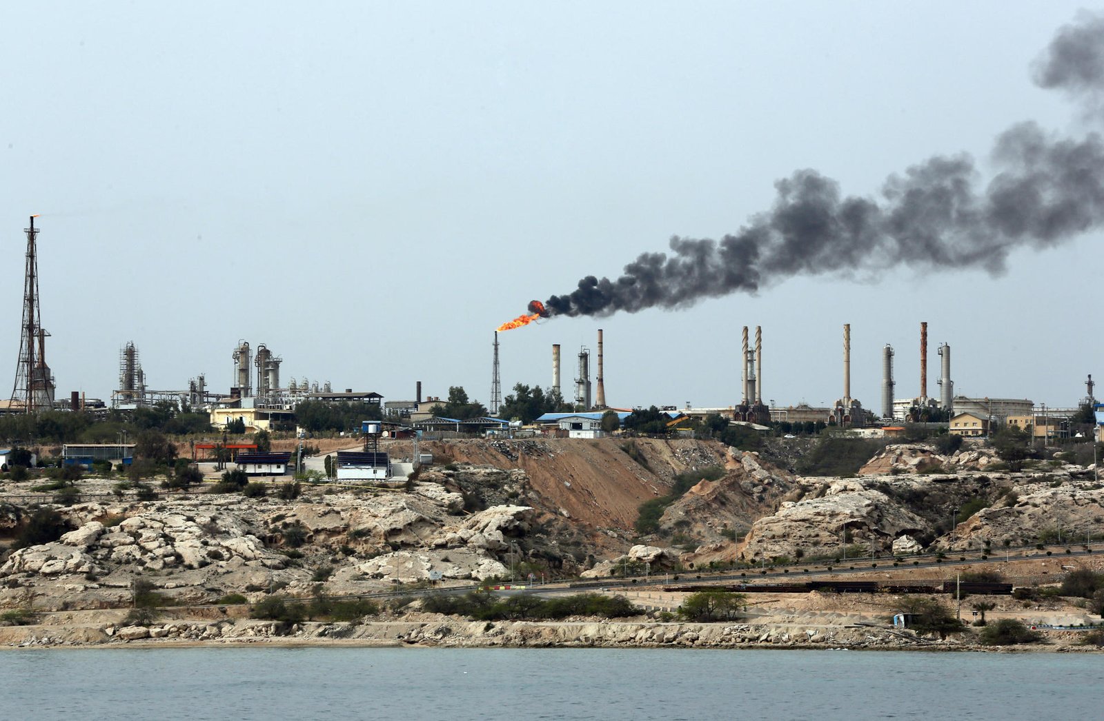 Trump Sugere ‘Tomar’ Petróleo do Irã e Ocupar Ilha Estratégica, Elevando Tensões Globais