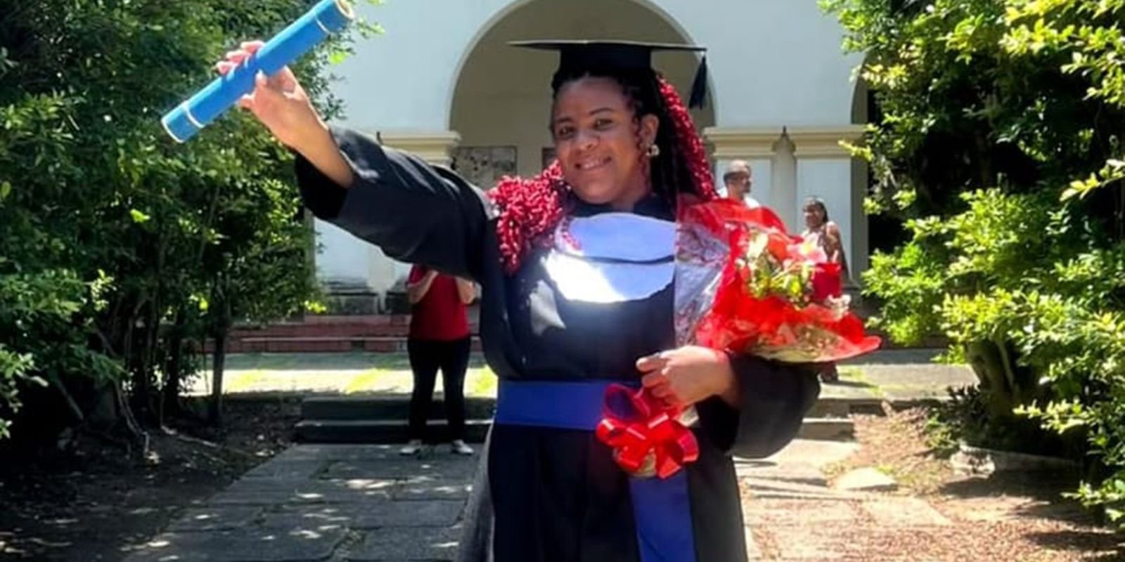 Superação e resiliência: Mulher trans entra na universidade 25 anos após violências na escola