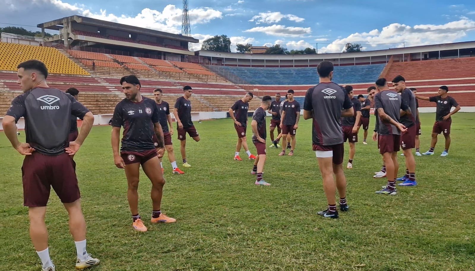 Adversário do Mirassol na Libertadores, Lanús, treina no estádio Teixeirão