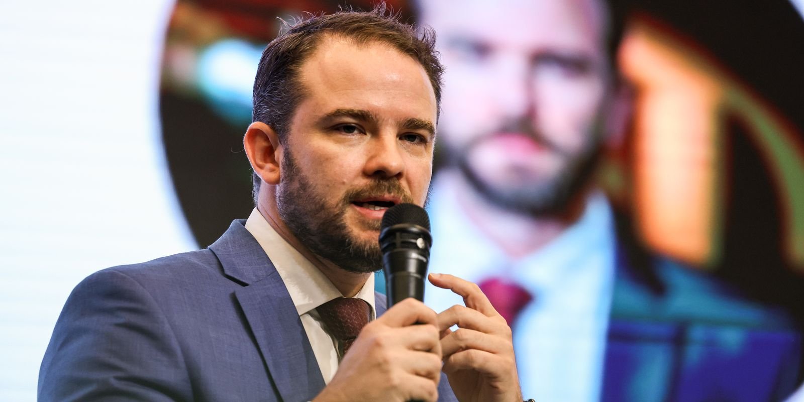 Dario Durigan assume Fazenda sob intensa pressão fiscal e desafios herdados de Haddad
