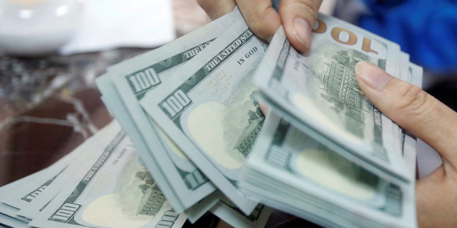 Dólar abaixo de R$ 5 e Ibovespa em queda: Cautela global e geopolítica agitam mercados brasileiros