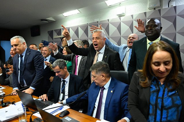 A ‘operação abafa’ nos Três Poderes: o silêncio que ecoa sobre a corrupção no Brasil
