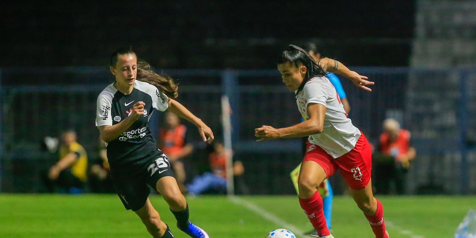 Corinthians goleia Bragantino e assume liderança no Brasileirão Feminino