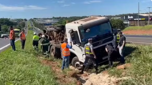 Caminhão com 60 mil litros de vinhaça tomba e carga atinge córrego de rodovia em Rio Preto