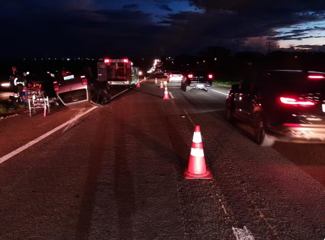 Idoso perde controle da direção, carro bate em canaleta e capota na BR-153 em Bady Bassitt