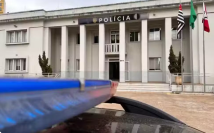 Mulher é agredida pelo namorado na frente do filho até desmaiar