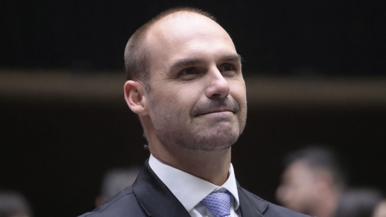 A Estratégia da Controvérsia: Eduardo Bolsonaro e as Fissuras na Direita Brasileira
