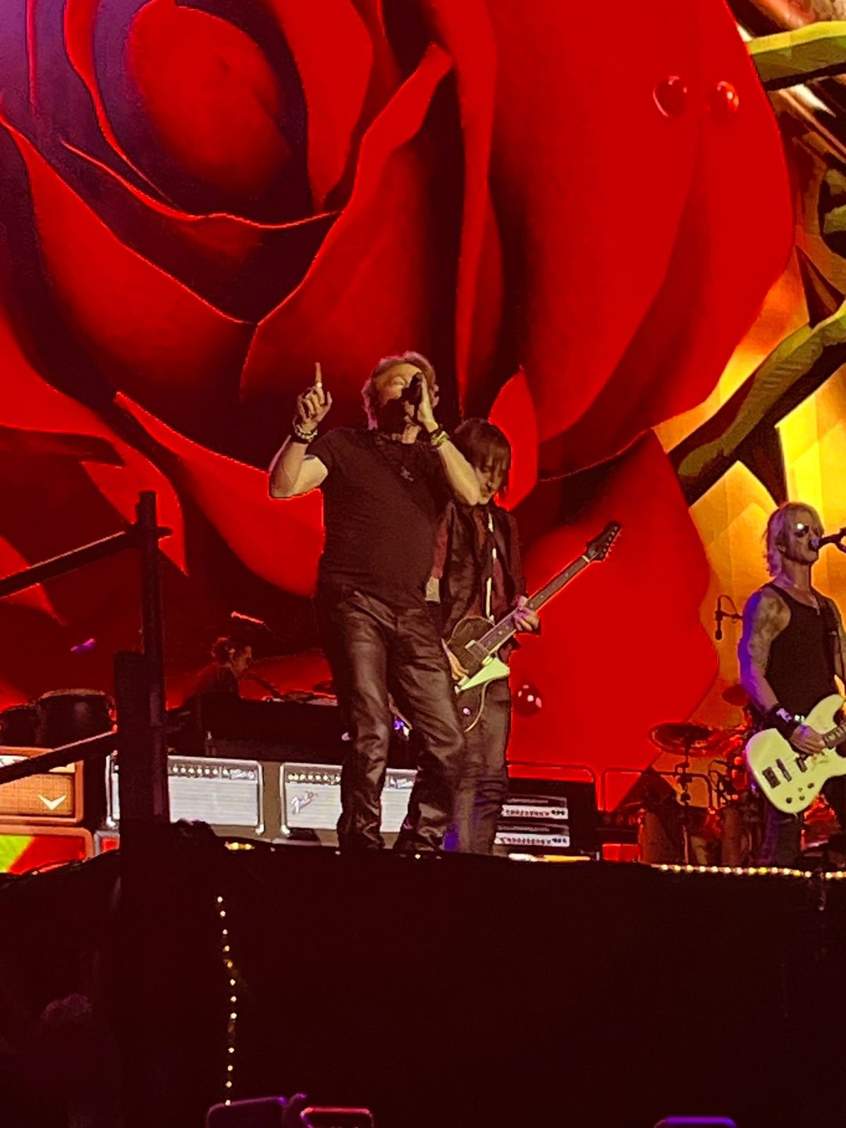 Show do Guns emociona e homenageia Ozzy