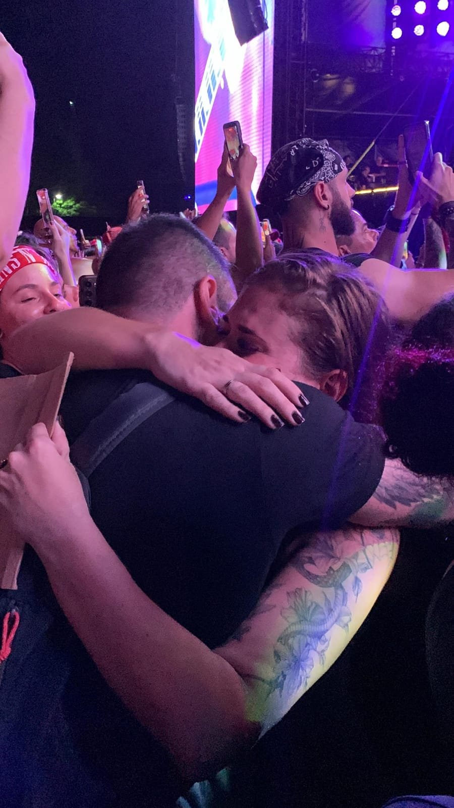 Pedido de casamento transforma show do Guns em noite inesquecível